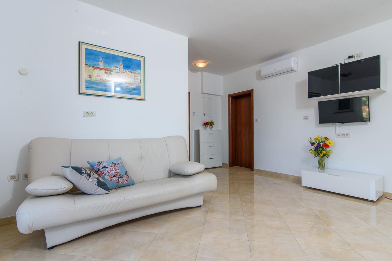 Villa Mediterana Seget Vranjica Bagian luar foto
