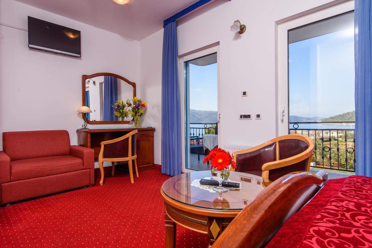 Villa Mediterana Seget Vranjica Bagian luar foto