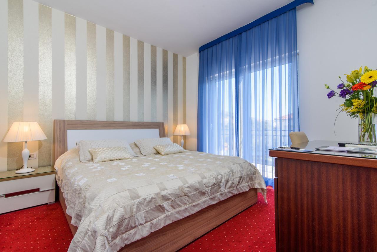 Villa Mediterana Seget Vranjica Bagian luar foto