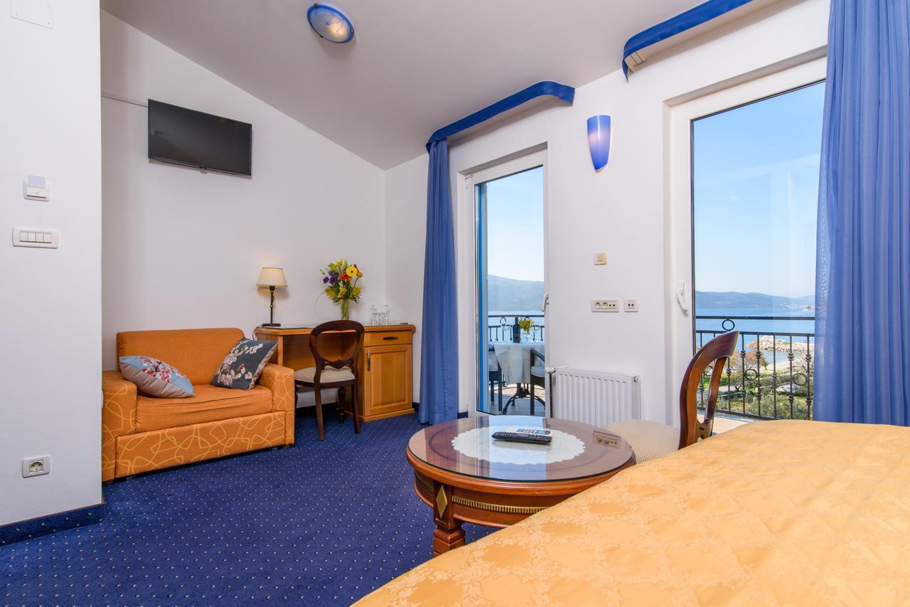Villa Mediterana Seget Vranjica Bagian luar foto