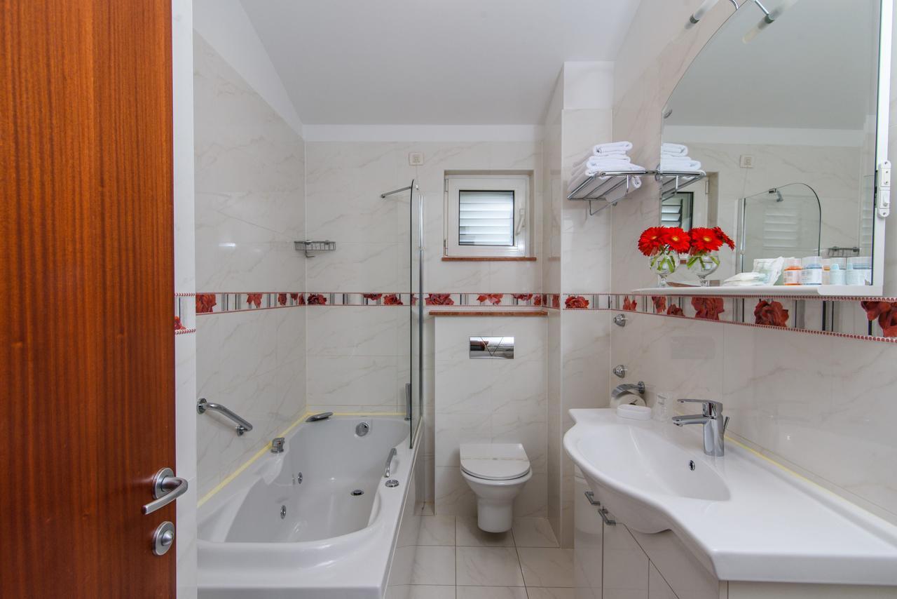 Villa Mediterana Seget Vranjica Bagian luar foto