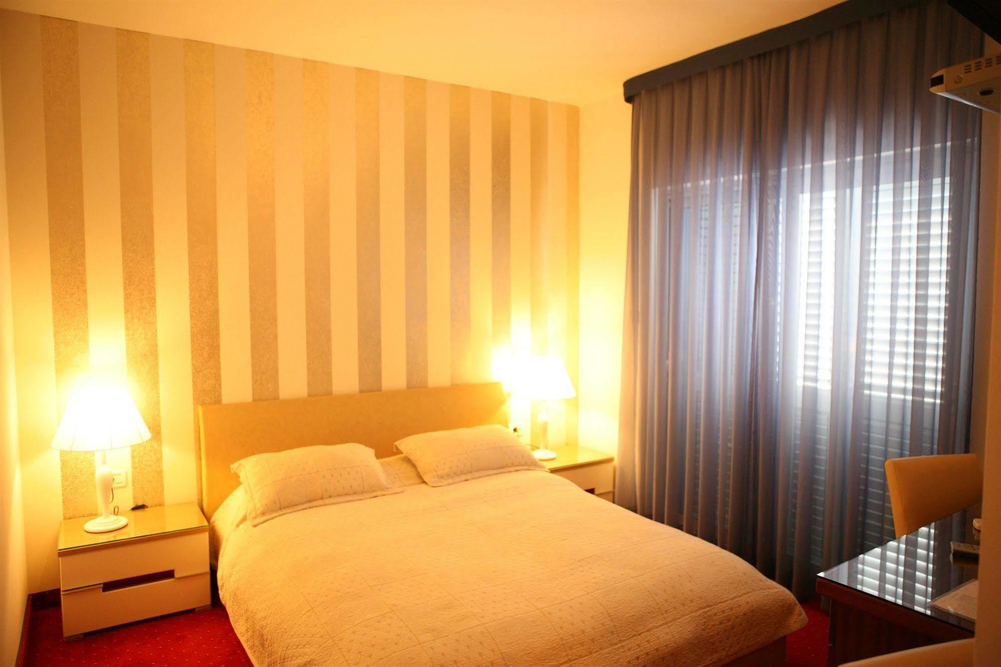 Villa Mediterana Seget Vranjica Bagian luar foto