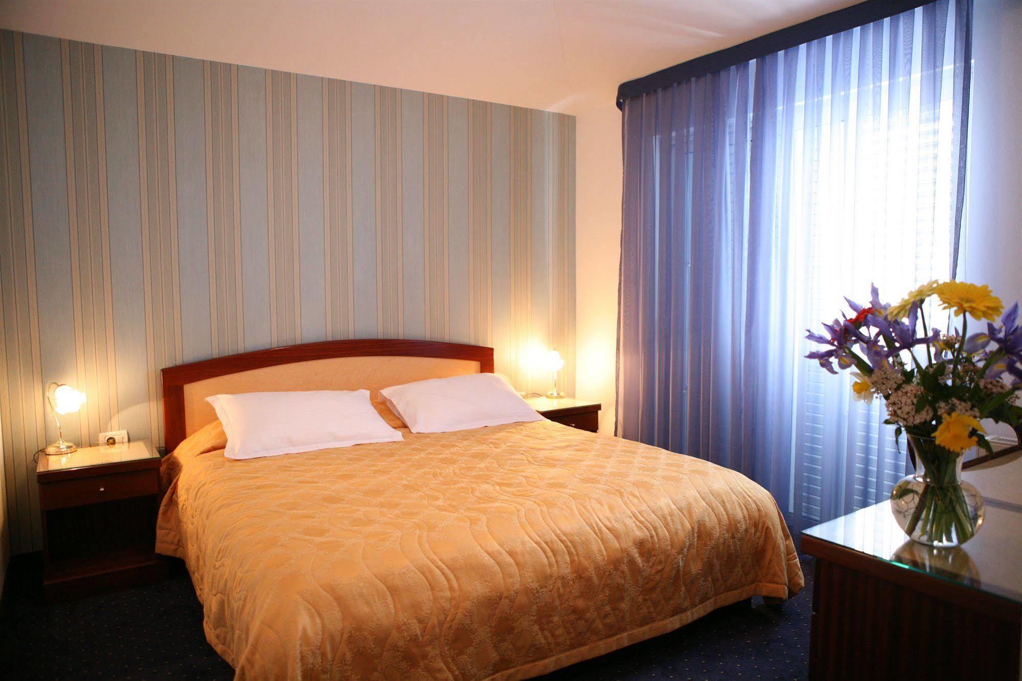 Villa Mediterana Seget Vranjica Bagian luar foto